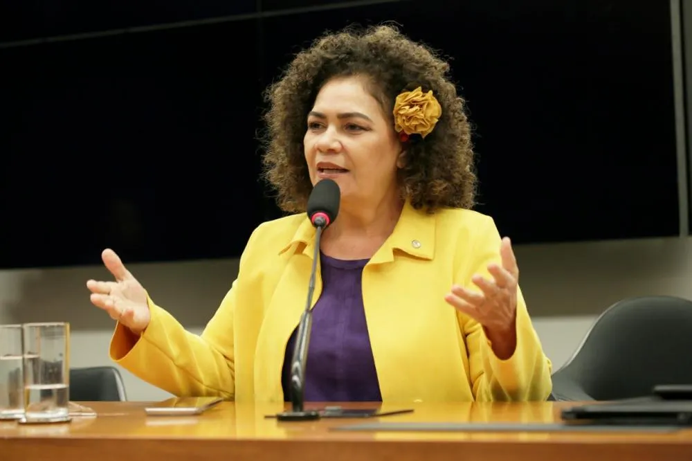 Perpétua Almeida diz que Lula luta para taxar os super ricos. Petista subiu ou criou impostos 24 vezes desde 2023 – um a cada 37 dias; pobres são os mais afetados