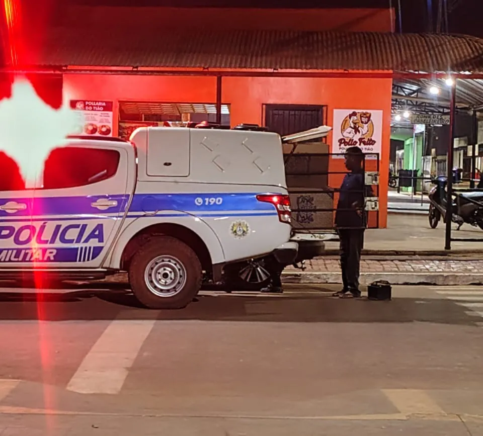 Polícia Militar intercepta veículo abarrotado de caixas de cigarros no centro de Plácido de Castro