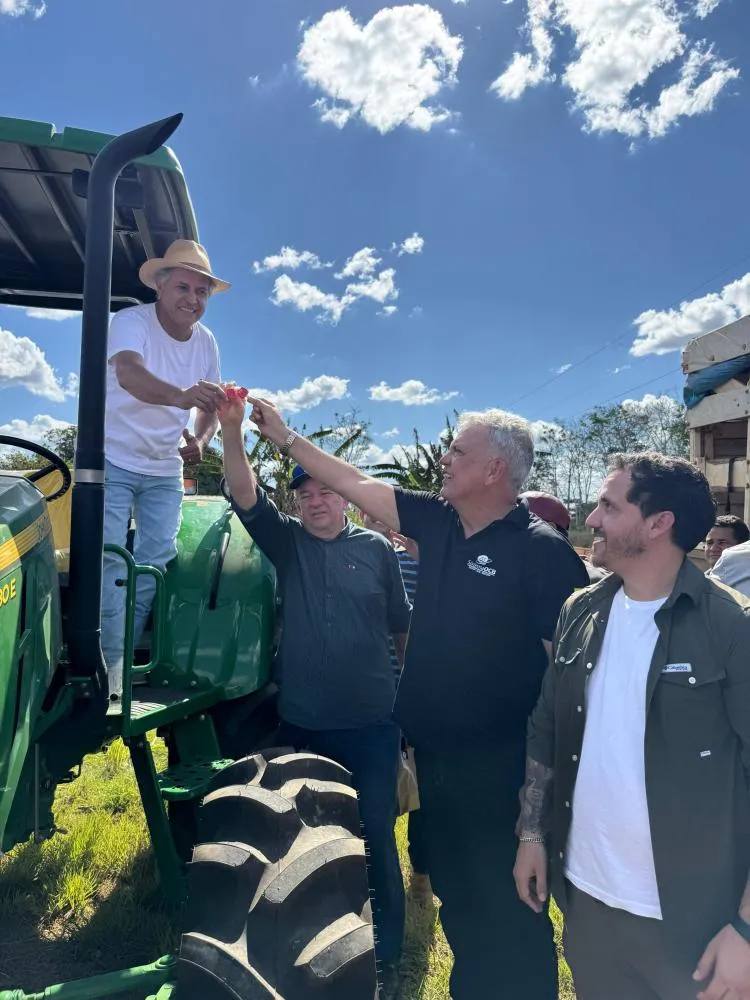 Por meio do Programa PROMAQ, do Ministério da Agricultura, Prefeitura de Plácido de Castro entrega trator à Produtores Rurais do Ramal Novo Horizonte