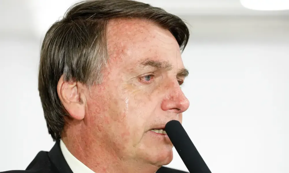 PF cumpre mandados na casa de Jair Bolsonaro, que usará tornozeleira