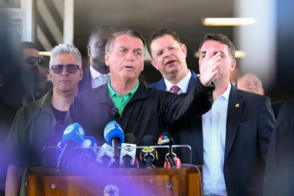 PF descarta importância de pen drive apreendido no banheiro de Bolsonaro