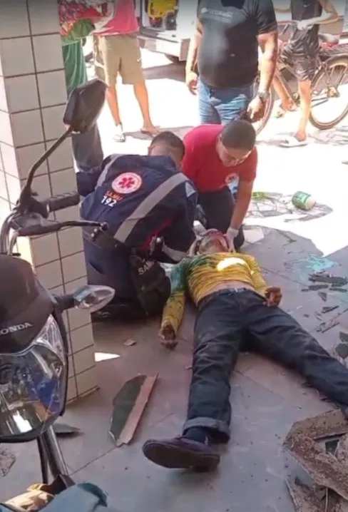 Sem fazer uso de Equipamentos de Proteção Individual, pintor despenca de cima de telhado de supermercado, em Plácido de Castro