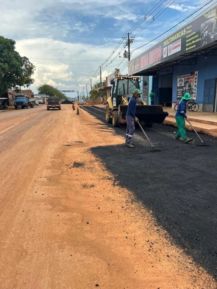 Deracre e prefeitura de Acrelândia realizam operação tapa-buraco na entrada da cidade