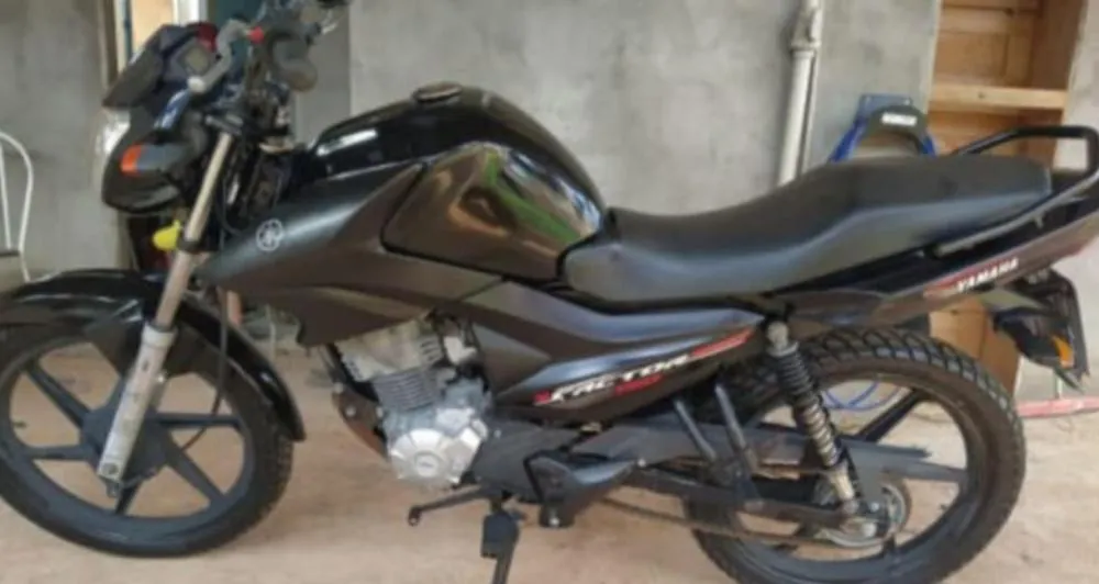 Em Plácido de Castro, professora tem moto Factor roubada da garagem de casa e faz buscas por veículo