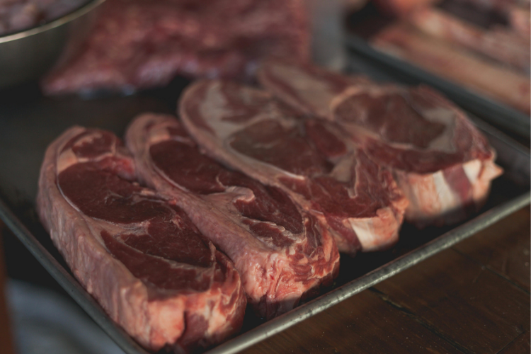 Entenda o que acontece com o organismo ao parar de comer carne vermelha
