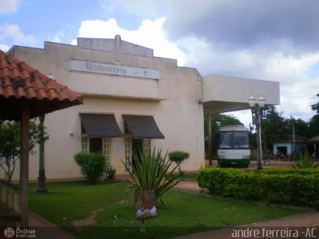 Funcionária de empresa de ônibus que faz a linha Plácido/Rio Branco destrata cliente que pediu informações: “Tá com pressa? Pede um táxi!”